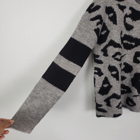 JOHN+JENN Leapord Print Striped Sleeve Semi Cropped Sweater Sz M - Picture 4 of 7